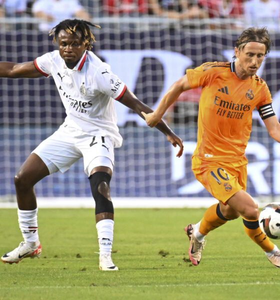 Luka Modrić (d) de Real Madrid disputa un balón con Samuel Chukwueze de Milan durante un apartido amistoso en el estadio Soldier Field de Chicago (EEUU). EFE/ Nuccio Dinuzzo