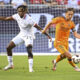 Luka Modrić (d) de Real Madrid disputa un balón con Samuel Chukwueze de Milan durante un apartido amistoso en el estadio Soldier Field de Chicago (EEUU). EFE/ Nuccio Dinuzzo