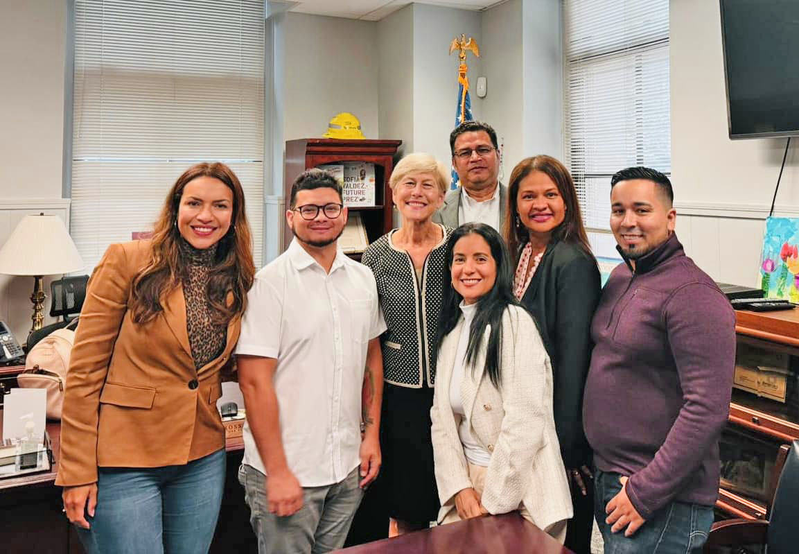 Congresista Deborah Ross escuchó a venezolanos