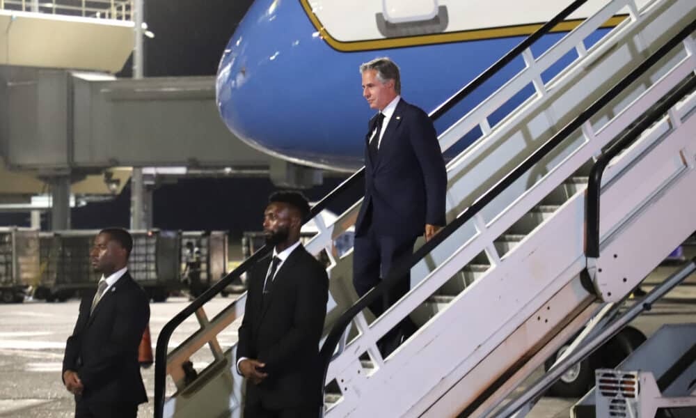 Fotografía cedida por la Embajada de Estados Unidos en República Dominicana del secretario de Estado estadounidense, Antony Blinken, quien llega en un vuelo procedente desde Haití, este jueves, al aeropuerto internacional Las Américas en Santo Domingo. EFE/ Embajada De Estados Unidos en República Dominicana