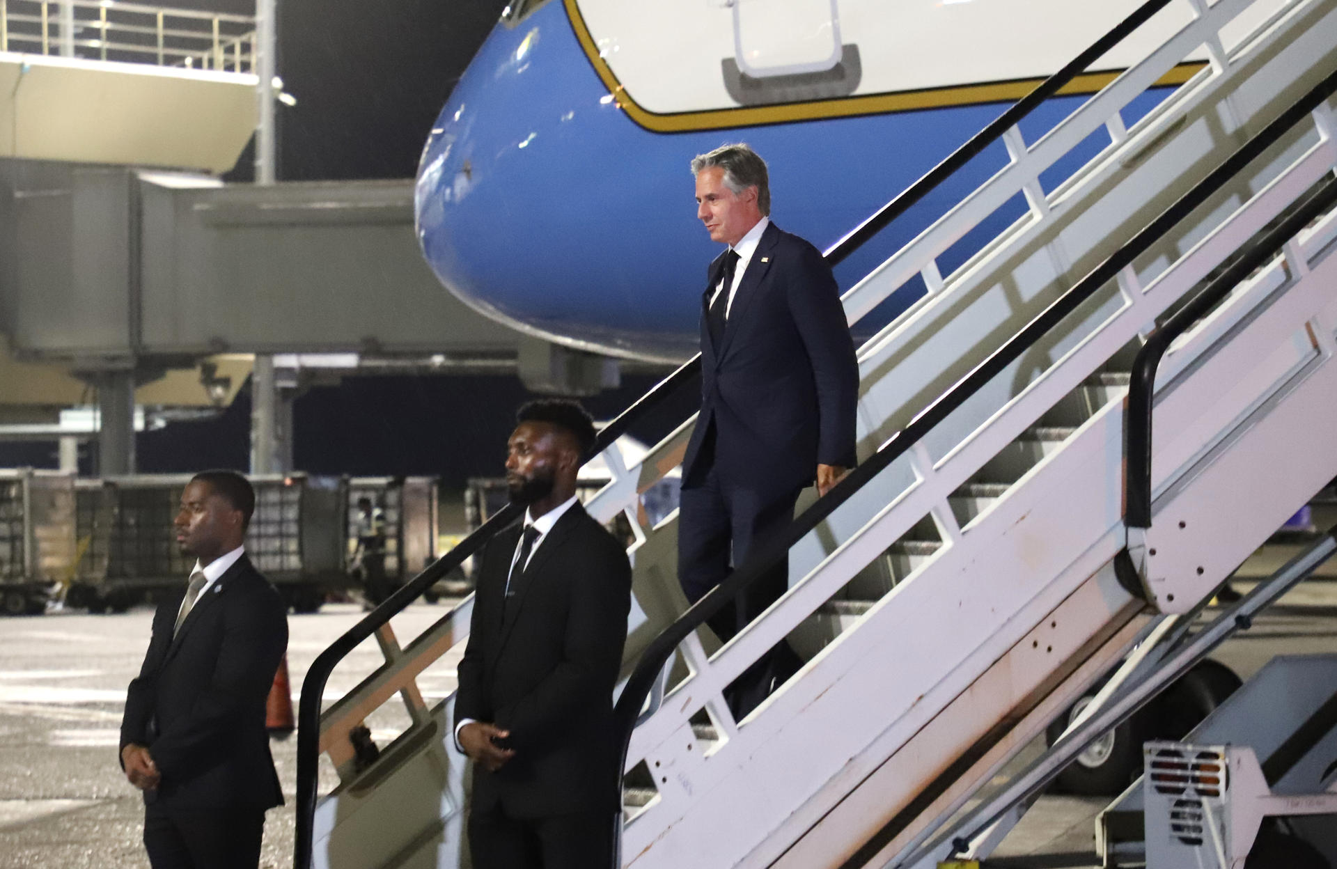 Fotografía cedida por la Embajada de Estados Unidos en República Dominicana del secretario de Estado estadounidense, Antony Blinken, quien llega en un vuelo procedente desde Haití, este jueves, al aeropuerto internacional Las Américas en Santo Domingo. EFE/ Embajada De Estados Unidos en República Dominicana