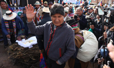 El expresidente de Bolivia y líder del oficialismo, Evo Morales, saluda este martes, en Caracollo (Bolivia). Morales inició una caminata desde el altiplano hacia La Paz para exigir respeto a su candidatura para las elecciones generales de 2025, en medio de acusaciones del Gobierno de Luis Arce de que busca dar un "golpe de Estado". EFE/ Luis Gandarillas