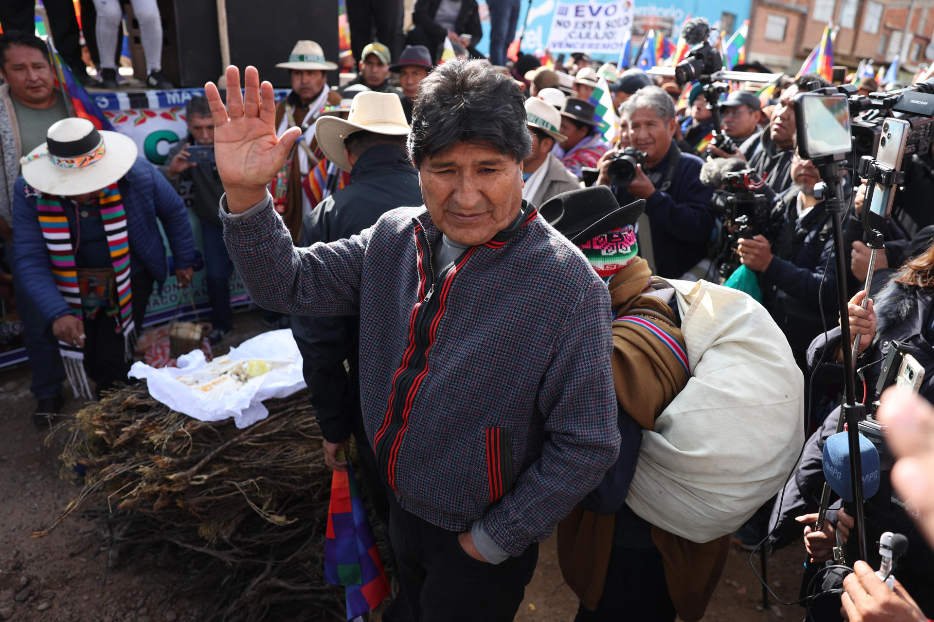 El expresidente de Bolivia y líder del oficialismo, Evo Morales, saluda este martes, en Caracollo (Bolivia). Morales inició una caminata desde el altiplano hacia La Paz para exigir respeto a su candidatura para las elecciones generales de 2025, en medio de acusaciones del Gobierno de Luis Arce de que busca dar un "golpe de Estado". EFE/ Luis Gandarillas