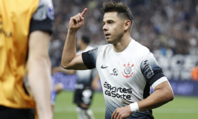 Ángel Romero de Corinthians celebra su gol en el partido de vuelta de cuartos de final de la Copa Sudamericana. EFE/ Sebastiao Moreira