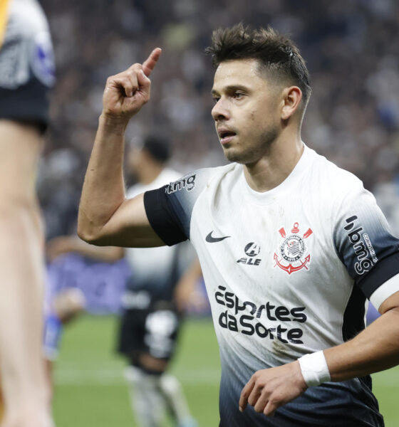 Ángel Romero de Corinthians celebra su gol en el partido de vuelta de cuartos de final de la Copa Sudamericana. EFE/ Sebastiao Moreira