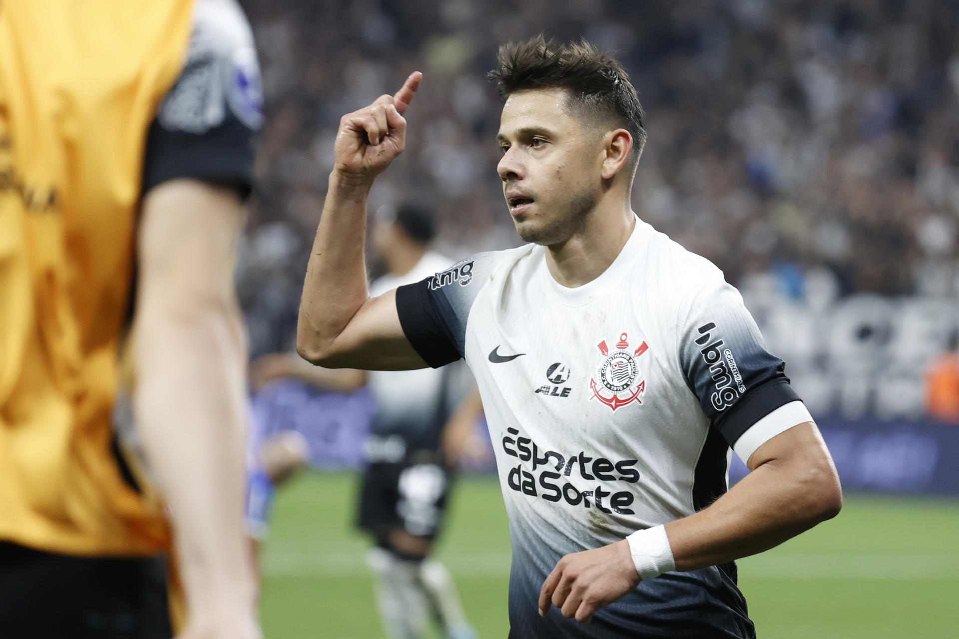 Ángel Romero de Corinthians celebra su gol en el partido de vuelta de cuartos de final de la Copa Sudamericana. EFE/ Sebastiao Moreira