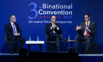 El exnegociador del Tratado de Libre Comercio de América del Norte (TLCAN), Keneth Smith (i), el periodista Carlos Mora (c) y el exsubsecretario de Comercio Exterior del gobierno mexicano, Juan Carlos Baker (d) participan durante la Tercera Convención Binacional 2024 este miércoles, en la Ciudad de México (México). EFE/ Isaac Esquivel