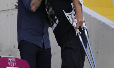 El centrocampista del Barcelona Marc Bernal, lesionado recientemente, en la grada en el estadio Olímpico Lluis Companys de Barcelona. EFE/ Alejandro Garcia