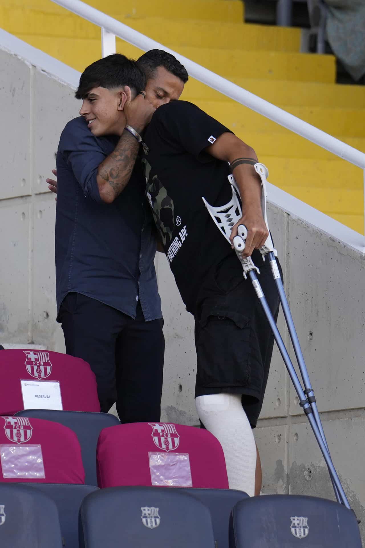 El centrocampista del Barcelona Marc Bernal, lesionado recientemente, en la grada en el estadio Olímpico Lluis Companys de Barcelona. EFE/ Alejandro Garcia