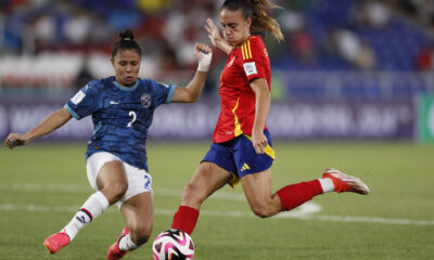 Judit Pujols (d) de España disputa un balón con Milagros Rolon de Paraguay en un partido del grupo C de la Copa Mundial Femenina sub-20. EFE/ Ernesto Guzmán Jr.