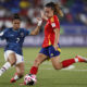 Judit Pujols (d) de España disputa un balón con Milagros Rolon de Paraguay en un partido del grupo C de la Copa Mundial Femenina sub-20. EFE/ Ernesto Guzmán Jr.