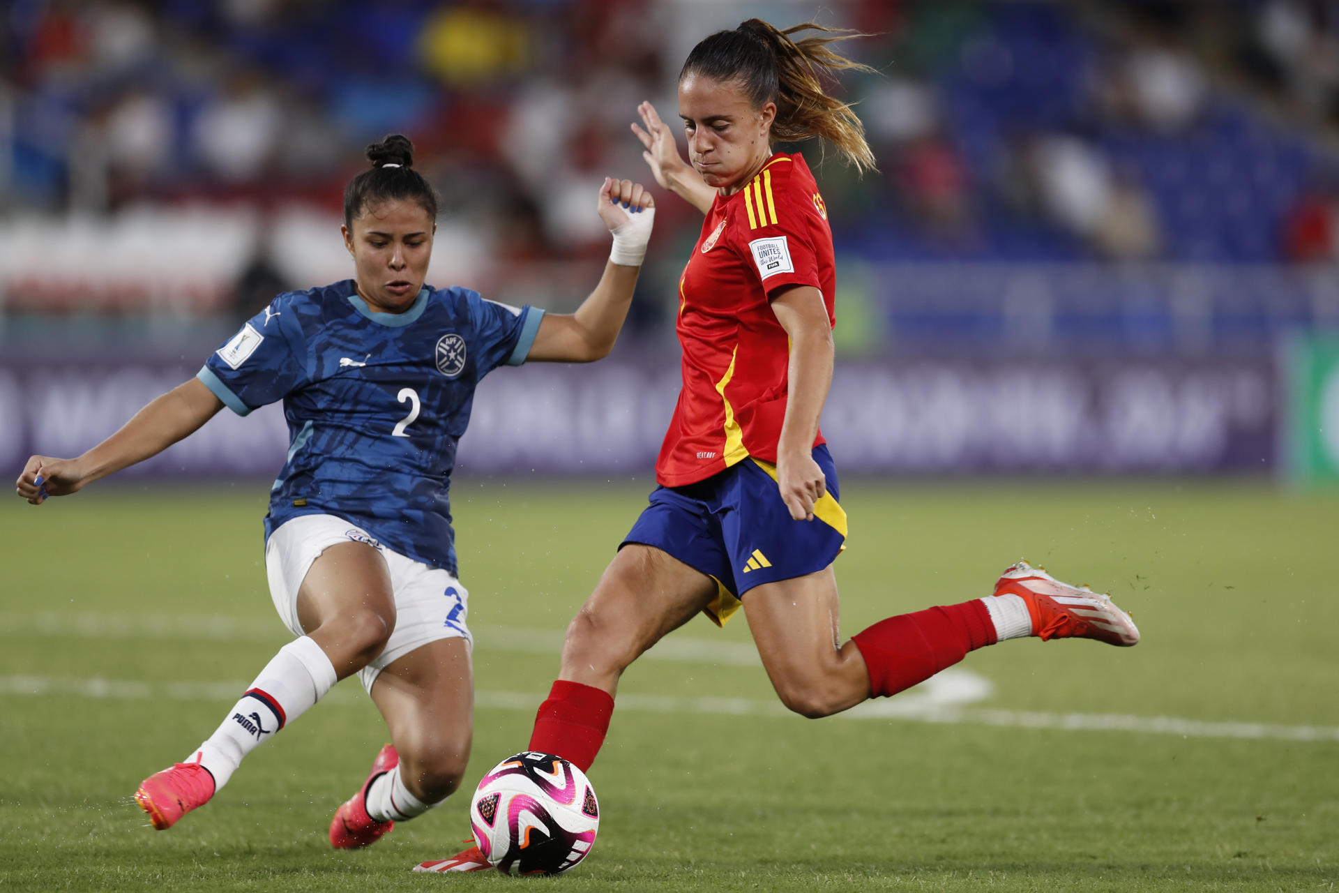 Judit Pujols (d) de España disputa un balón con Milagros Rolon de Paraguay en un partido del grupo C de la Copa Mundial Femenina sub-20. EFE/ Ernesto Guzmán Jr.