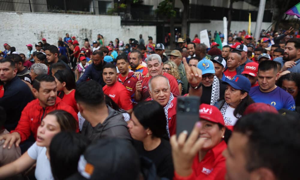 El ministro de Relaciones Interiores, Justicia y Paz, Diosdado Cabello (c), acompañado de simpatizantes chavistas participa en una manifestación, el 28 de septiembre, en Caracas (Venezuela). EFE/ Miguel Gutierrez