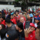 El ministro de Relaciones Interiores, Justicia y Paz, Diosdado Cabello (c), acompañado de simpatizantes chavistas participa en una manifestación, el 28 de septiembre, en Caracas (Venezuela). EFE/ Miguel Gutierrez