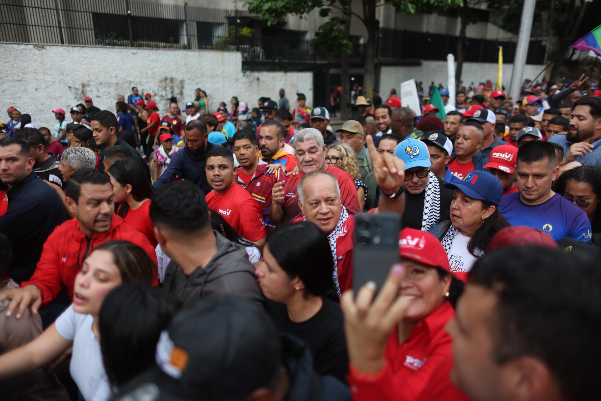 El ministro de Relaciones Interiores, Justicia y Paz, Diosdado Cabello (c), acompañado de simpatizantes chavistas participa en una manifestación, el 28 de septiembre, en Caracas (Venezuela). EFE/ Miguel Gutierrez