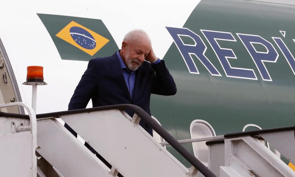 El presidente de Brasil, Luiz Inácio Lula da Silva, hace su arribo este domingo a la Ciudad de México (México). EFE/ Mario Guzmán