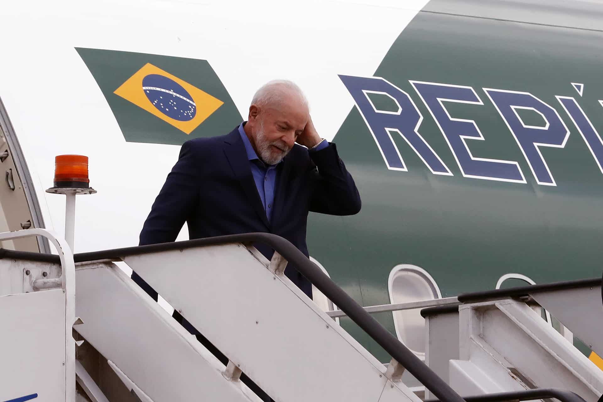 El presidente de Brasil, Luiz Inácio Lula da Silva, hace su arribo este domingo a la Ciudad de México (México). EFE/ Mario Guzmán