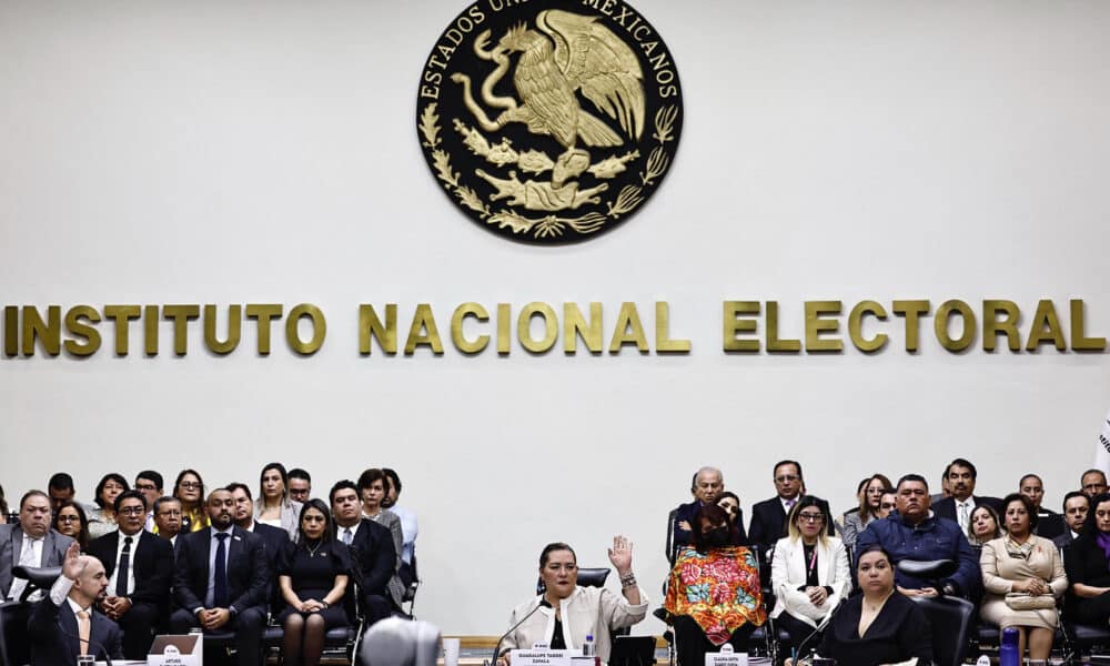 La consejera presidenta del Instituto Nacional Electoral (INE) Guadalupe Taddei (c), participa en una sesión en el inicio del proceso electoral para elegir ministros, magistrados y jueces, este lunes, en Ciudad de México (México). EFE/ Sáshenka Gutiérrez