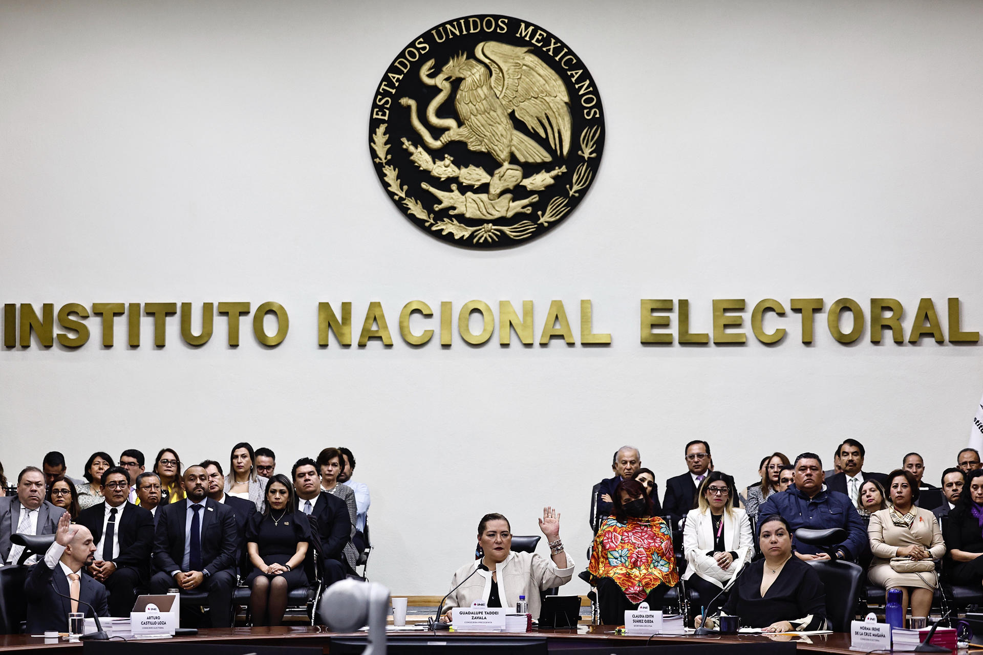 La consejera presidenta del Instituto Nacional Electoral (INE) Guadalupe Taddei (c), participa en una sesión en el inicio del proceso electoral para elegir ministros, magistrados y jueces, este lunes, en Ciudad de México (México). EFE/ Sáshenka Gutiérrez