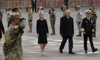 El presidente de México, Andrés Manuel López Obrador (2-d) y la mandataria electa Claudia Sheinbaum (2-i) participan en una ceremonia en honor a las víctimas de los sismos de 1985 y 2017 este jueves, realizada en la Plaza de la Constitución de la Ciudad de México (México). EFE/ José Méndez