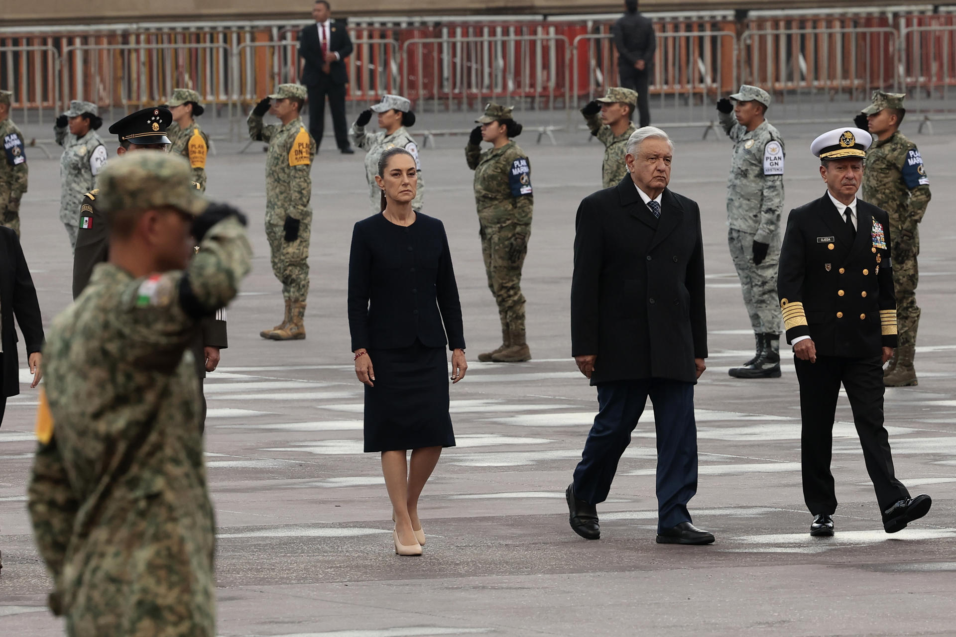 El presidente de México, Andrés Manuel López Obrador (2-d) y la mandataria electa Claudia Sheinbaum (2-i) participan en una ceremonia en honor a las víctimas de los sismos de 1985 y 2017 este jueves, realizada en la Plaza de la Constitución de la Ciudad de México (México). EFE/ José Méndez