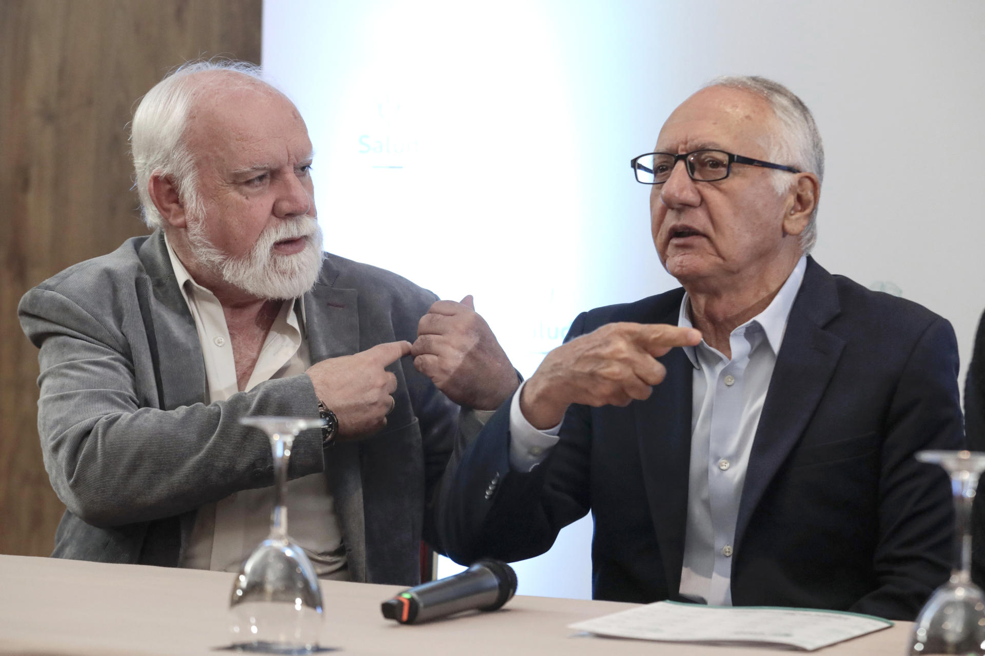 El ministro de Salud y Protección Social de Colombia, Guillermo Alfonso Jaramillo (d), habla este lunes durante una rueda de prensa junto al director de la Administradora de los Recursos del Sistema General de Seguridad Social en Salud (ADRES), Félix León Martínez, en Bogotá. EFE/ Carlos Ortega