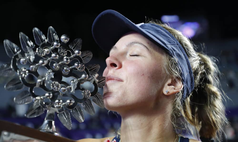 Magdalena Frech de Polonia posa con su trofeo durante la ceremonia de premiación de la final del torneo Guadalajara. EFE/ Francisco Guasco