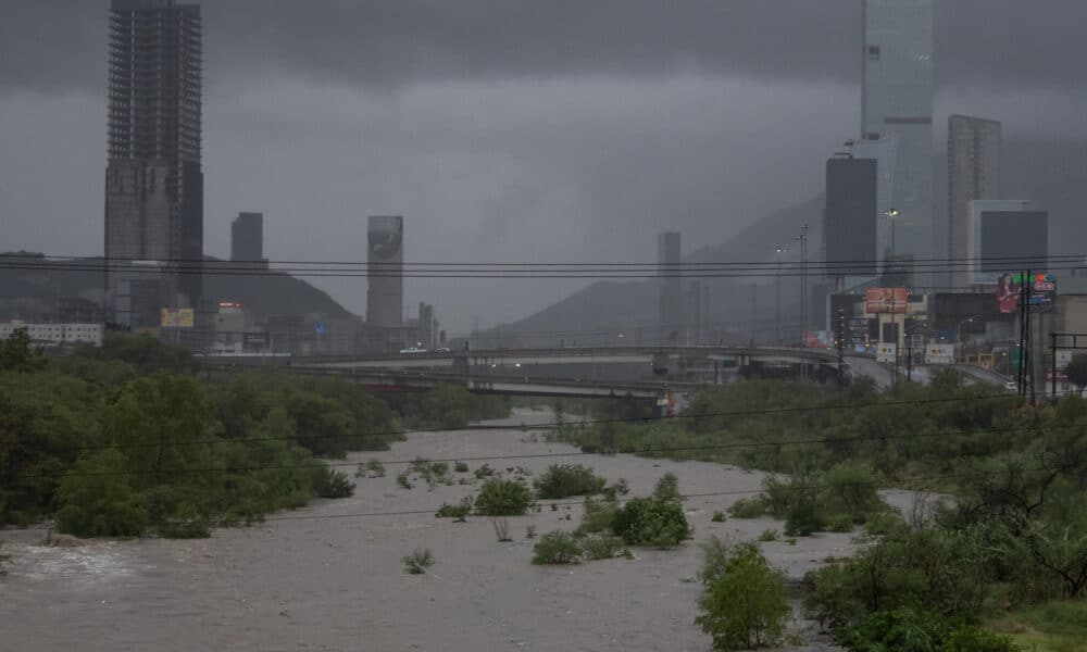 Fotografía de archivo que muestra el cielo nublado y la creciente del río Santa Catarina debido a las fuertes lluvias en Monterrey (México). EFE/Miguel Sierra