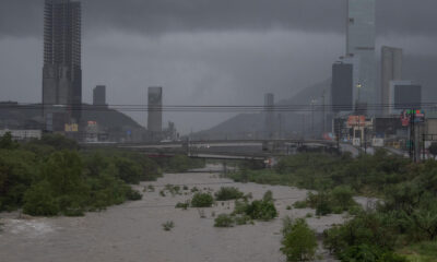 Fotografía de archivo que muestra el cielo nublado y la creciente del río Santa Catarina debido a las fuertes lluvias en Monterrey (México). EFE/Miguel Sierra