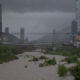 Fotografía de archivo que muestra el cielo nublado y la creciente del río Santa Catarina debido a las fuertes lluvias en Monterrey (México). EFE/Miguel Sierra