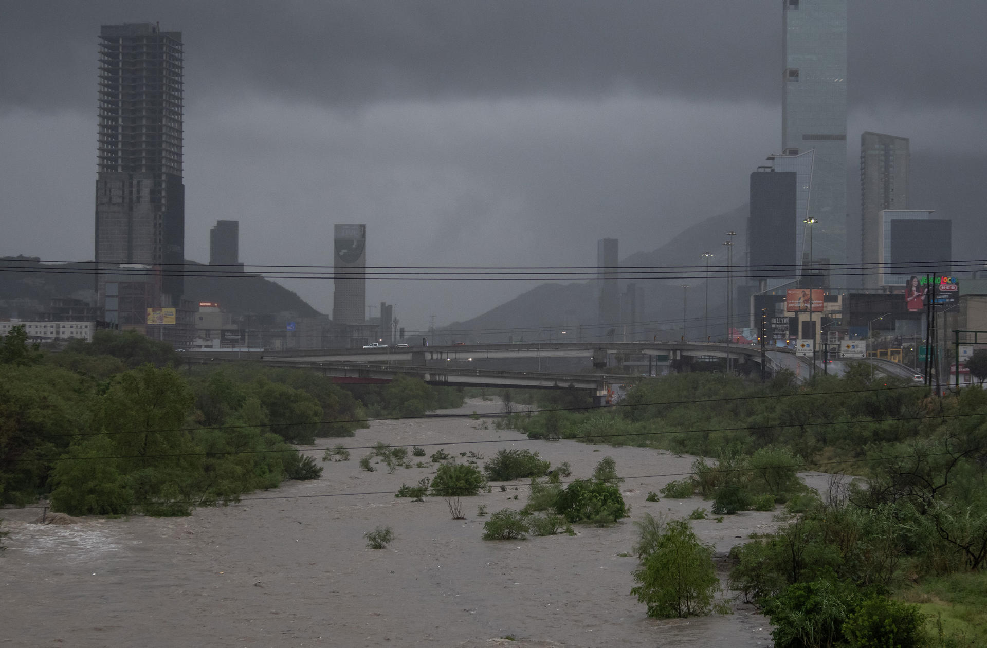 Fotografía de archivo que muestra el cielo nublado y la creciente del río Santa Catarina debido a las fuertes lluvias en Monterrey (México). EFE/Miguel Sierra