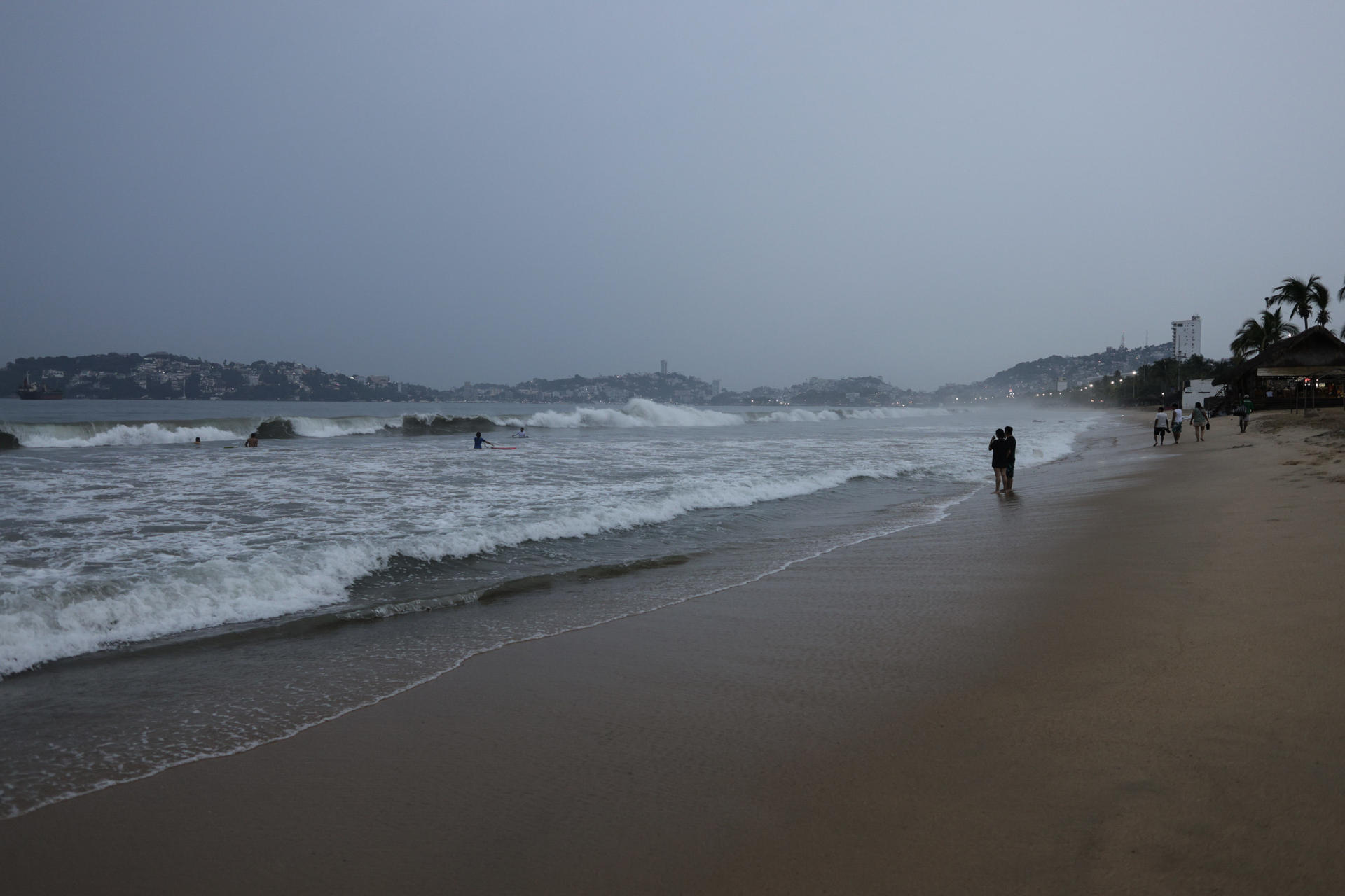 Vista de fuerte oleaje en una playa de Acapulco (México). Fotografía de archivo. EFE/David Guzmán