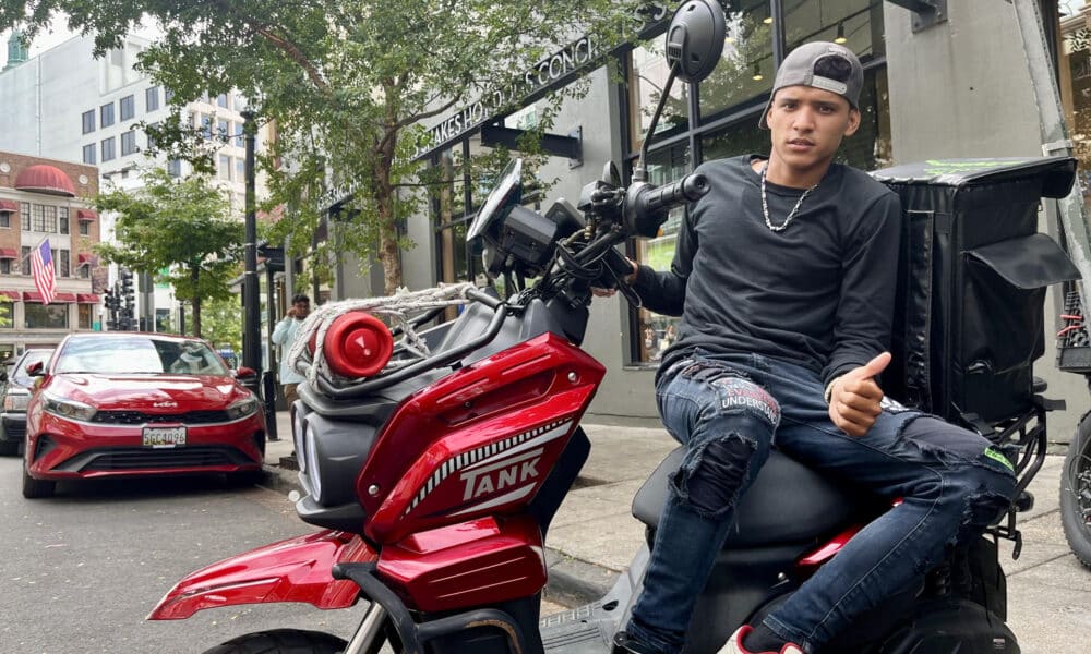 Fotografía del 19 de septiembre de 2024 de un migrante venezolano junto a su motocicleta durante una entrevista con EFE, en Washington (Estados Unidos). EFE/ Alejandra Arredondo