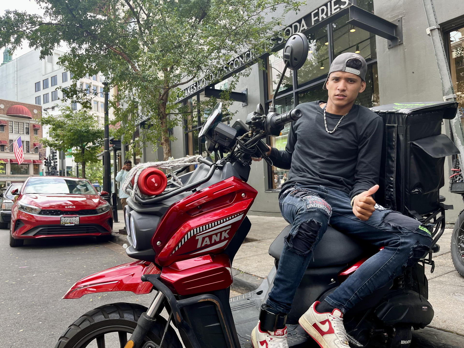 Fotografía del 19 de septiembre de 2024 de un migrante venezolano junto a su motocicleta durante una entrevista con EFE, en Washington (Estados Unidos). EFE/ Alejandra Arredondo