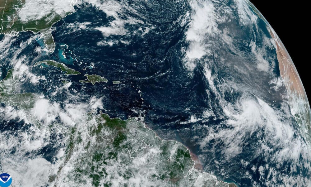 Fotografía satelital cedida por la Oficina Nacional de Administración Oceánica y Atmosférica (NOAA) a través del Centro Nacional de Huracanes (NHC) estadounidense donde se muestra la localización de la tormenta tropical Kirk (abajo) en el Atlántico. EFE/ Noaa-nhc /SOLO USO EDITORIAL/SOLO DISPONIBLE PARA ILUSTRAR LA NOTICIA QUE ACOMPAÑA (CRÉDITO OBLIGATORIO)