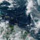 Fotografía satelital cedida por la Oficina Nacional de Administración Oceánica y Atmosférica (NOAA) a través del Centro Nacional de Huracanes (NHC) estadounidense donde se muestra la localización de la tormenta tropical Kirk (abajo) en el Atlántico. EFE/ Noaa-nhc /SOLO USO EDITORIAL/SOLO DISPONIBLE PARA ILUSTRAR LA NOTICIA QUE ACOMPAÑA (CRÉDITO OBLIGATORIO)