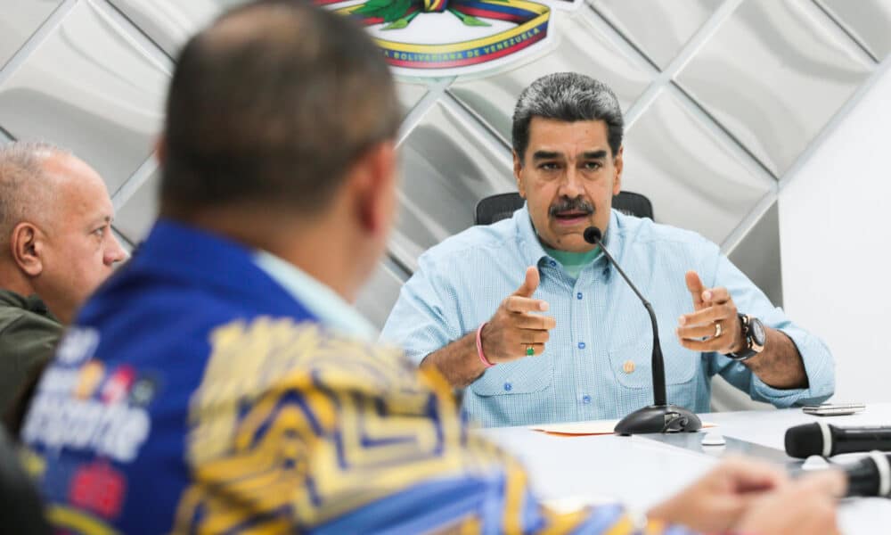 Fotografía cedida por prensa Miraflores del presidente de Venezuela, Nicolás Maduro, durante una reunión en el puesto de comando en Miraflores, este viernes en Caracas (Venezuela). EFE/ Zurimar Campos / Prensa Miraflores