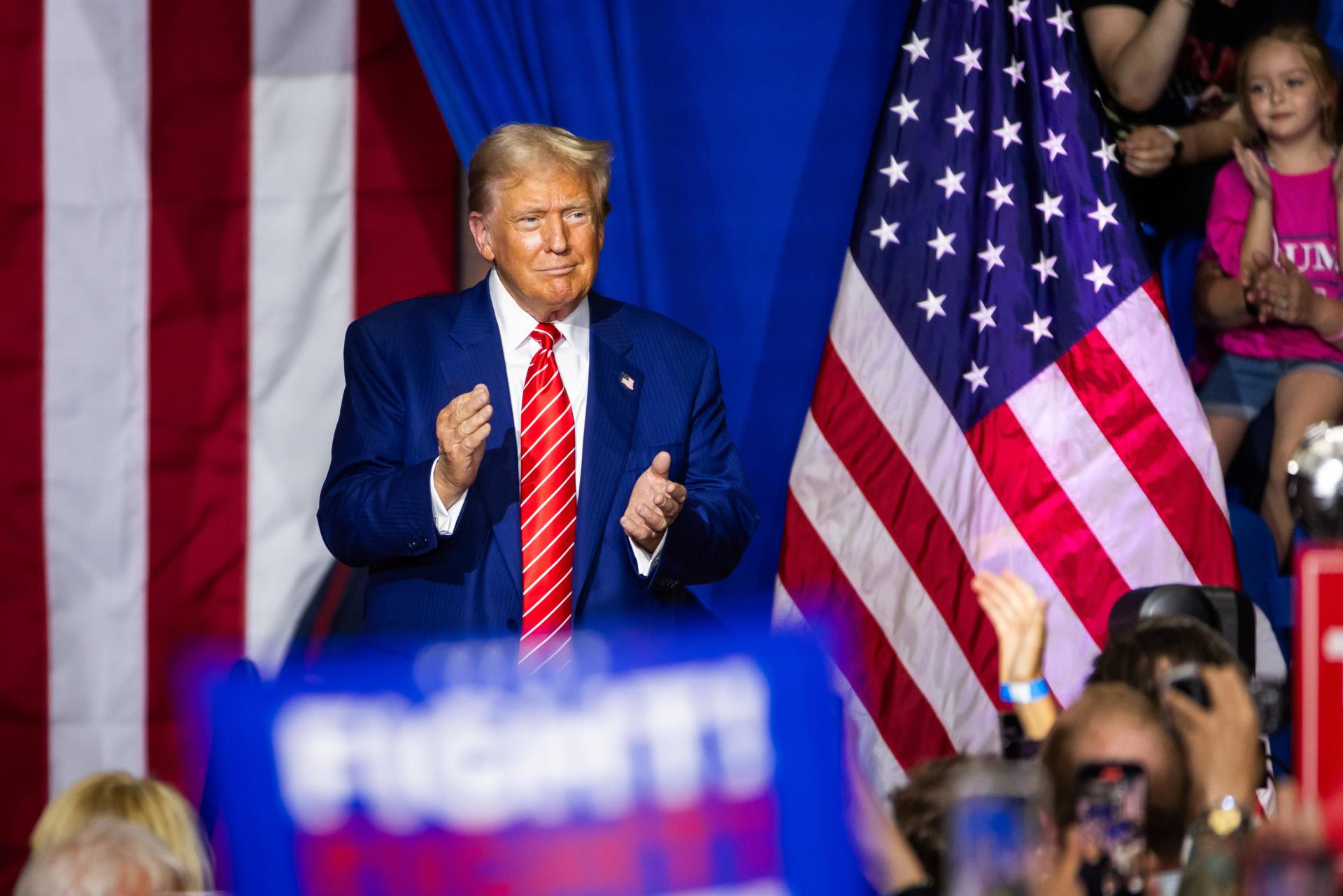 El expresidente estadounidense y actual candidato presidencial republicano Donald Trump se prepara para hablar en un mitin de campaña en Johnstown, Pensilvania, EE. UU., el 30 de agosto de 2024. EFE/EPA/Jim Lo Scalzo