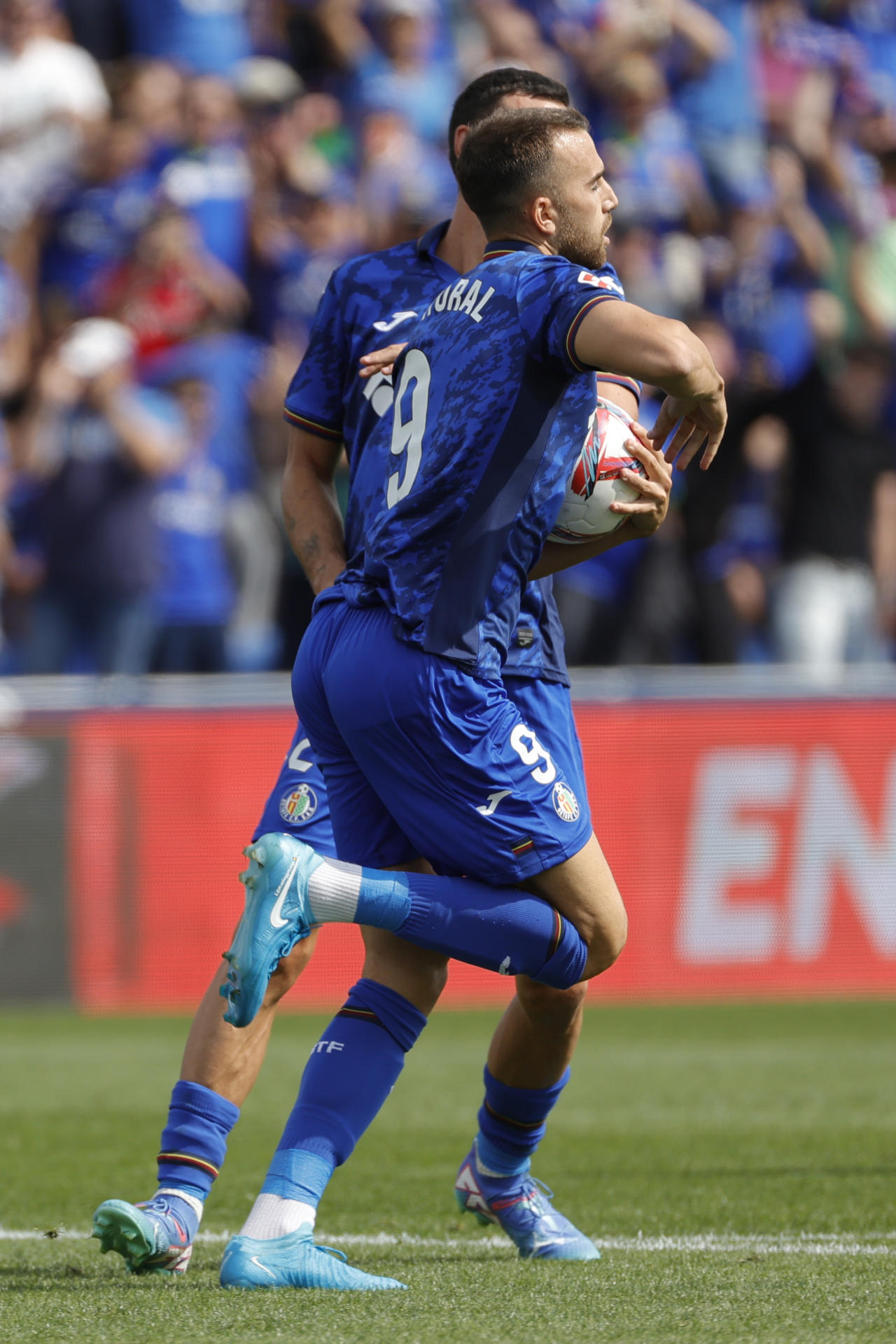 El delantero del Getafe Borja Mayoral celebra un gol que marcó de penalti durante el partido de la jornada 6 de LaLiga contra el Getafe, en el Estadio Coliseum en Getafe.-EFE/ Zipi Aragón