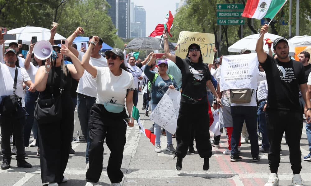 Trabajadores del poder judicial participan en una protesta este jueves, al exterior de la Cámara de Senadores en la Ciudad de México (México). EFE/ Mario Guzmán