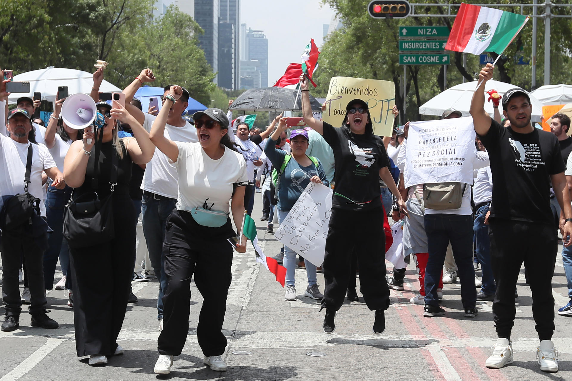 Trabajadores del poder judicial participan en una protesta este jueves, al exterior de la Cámara de Senadores en la Ciudad de México (México). EFE/ Mario Guzmán