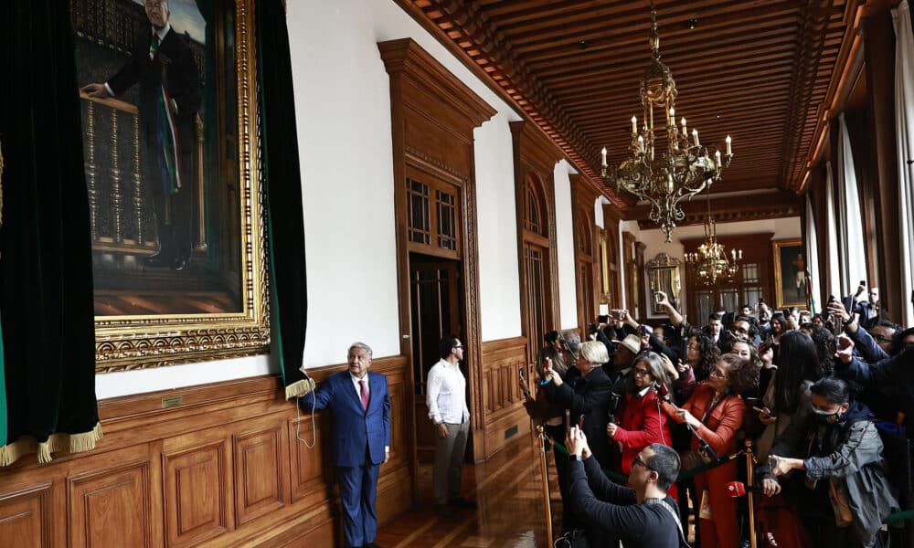 El presidente de México, Andrés Manuel López Obrador, devela su retrato en el Palacio Nacional este lunes, en Ciudad de México (México). EFE/ Sáshenka Gutiérrez