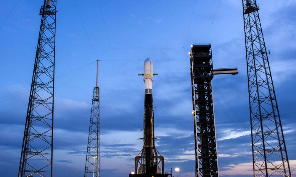 Fotografía cedida por SpaceX del cohete Falcon 9 de la misión Galileo L13 mientras se abastece de combustible este martes desde la Plataforma de Lanzamiento Espacial 40 (SLC-40) en la Estación de la Fuerza Espacial de Cabo Cañaveral en Florida (EE. UU). EFE/SpaceX /SOLO USO EDITORIAL /NO VENTAS /SOLO DISPONIBLE PARA ILUSTRAR LA NOTICIA QUE ACOMPAÑA /CRÉDITO OBLIGATORIO