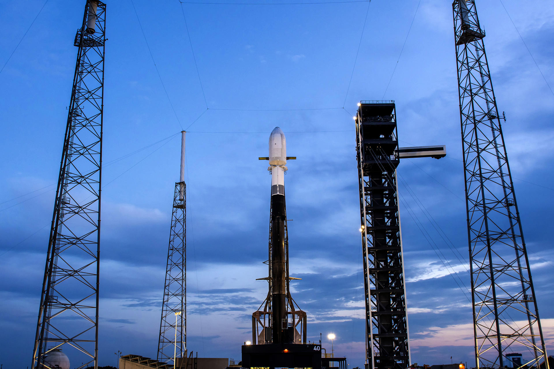 Fotografía cedida por SpaceX del cohete Falcon 9 de la misión Galileo L13 mientras se abastece de combustible este martes desde la Plataforma de Lanzamiento Espacial 40 (SLC-40) en la Estación de la Fuerza Espacial de Cabo Cañaveral en Florida (EE. UU). EFE/SpaceX /SOLO USO EDITORIAL /NO VENTAS /SOLO DISPONIBLE PARA ILUSTRAR LA NOTICIA QUE ACOMPAÑA /CRÉDITO OBLIGATORIO