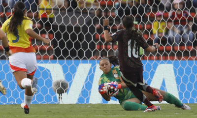 Luisa Agudelo (c) portera de Colombia atrapa el balón en un partido de la Copa Mundial Femenina sub-20. EFE/ Luis Eduardo Noriega Arboleda