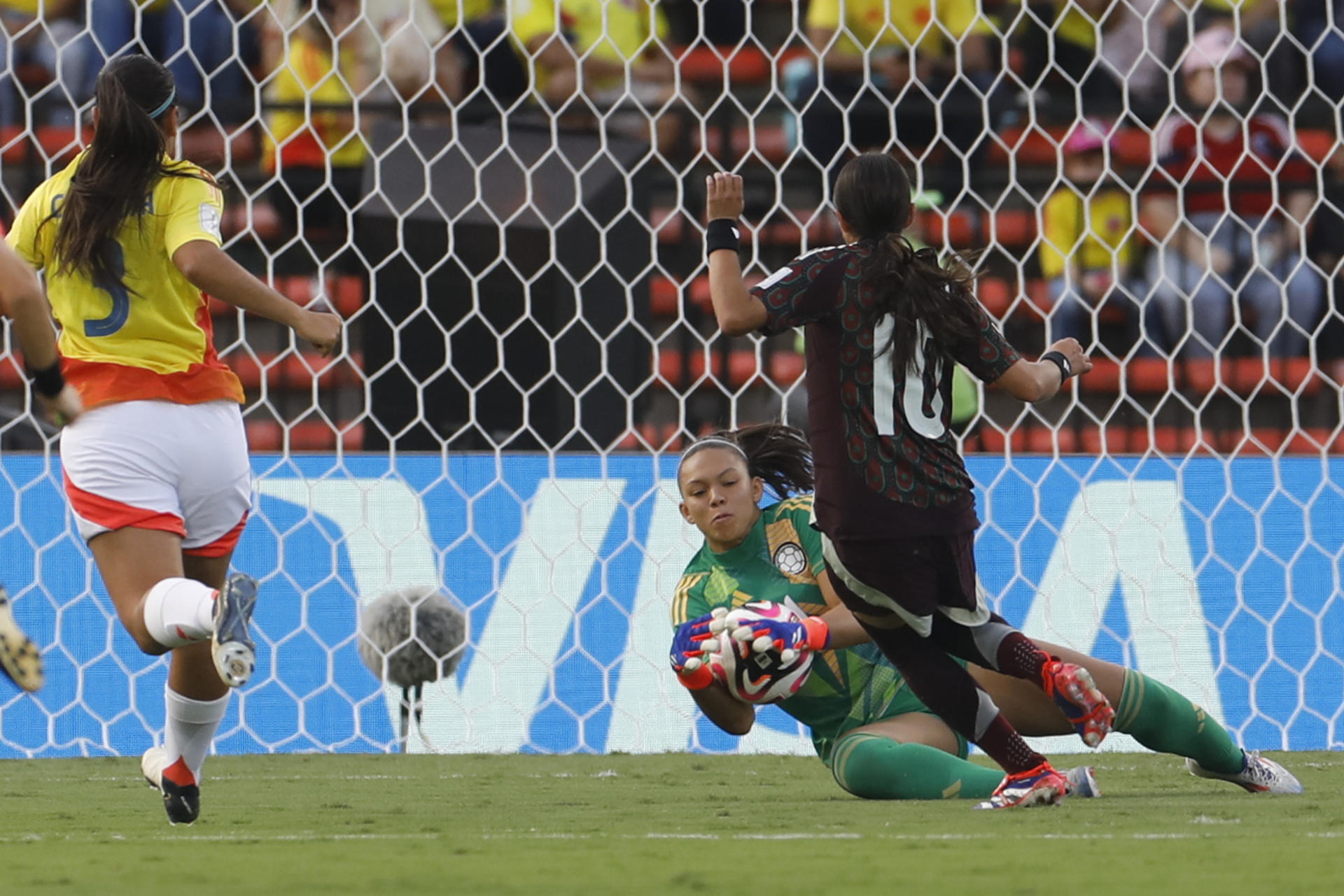 Luisa Agudelo (c) portera de Colombia atrapa el balón en un partido de la Copa Mundial Femenina sub-20. EFE/ Luis Eduardo Noriega Arboleda