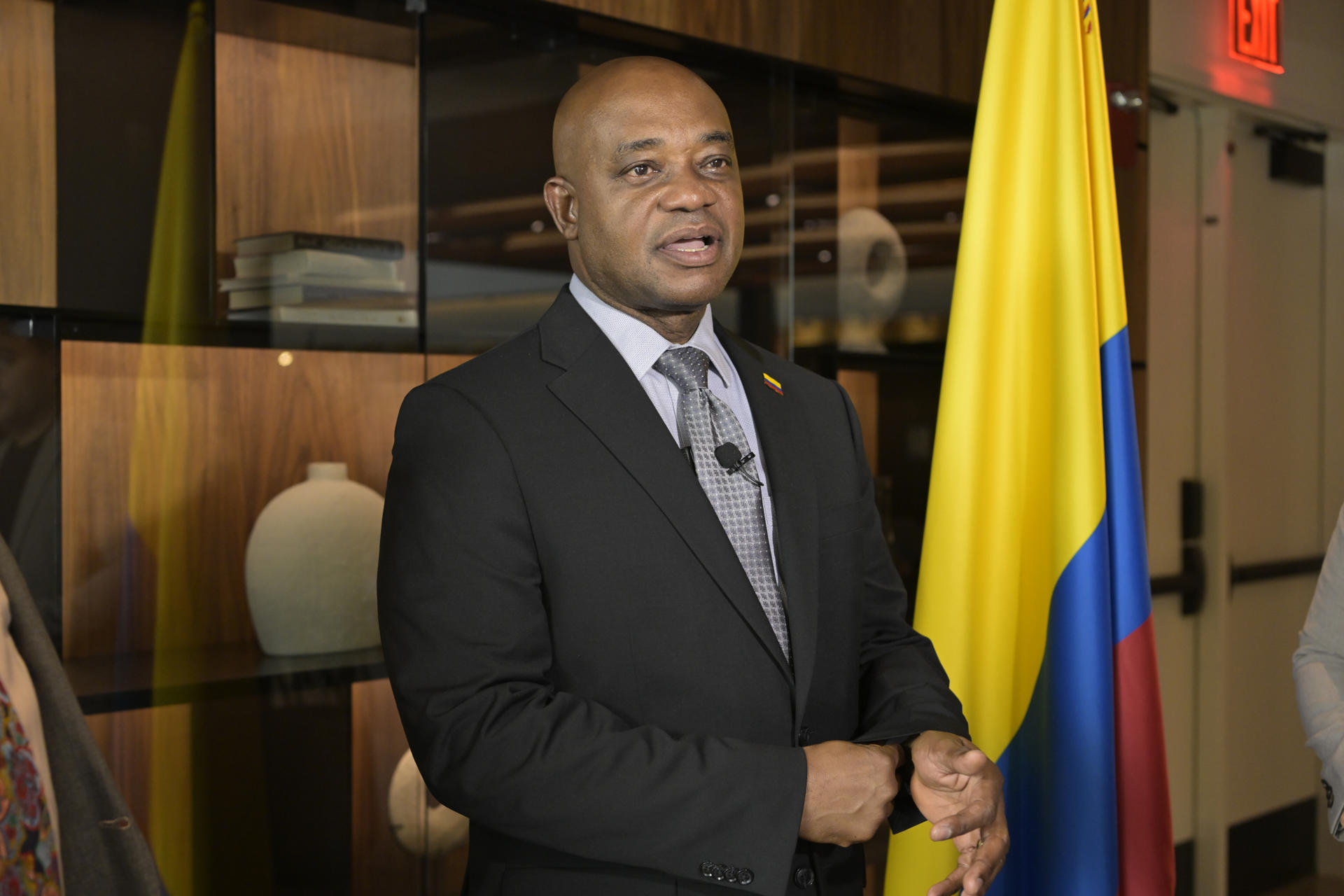 El canciller colombiano, Luis Gilberto Murillo, habla durante una conferencia de prensa este jueves en la Escuela de Estudios Internacionales Avanzados (SAIS) de la Universidad Johns Hopkins en Washington (EE.UU.). EFE/Lenin Nolly