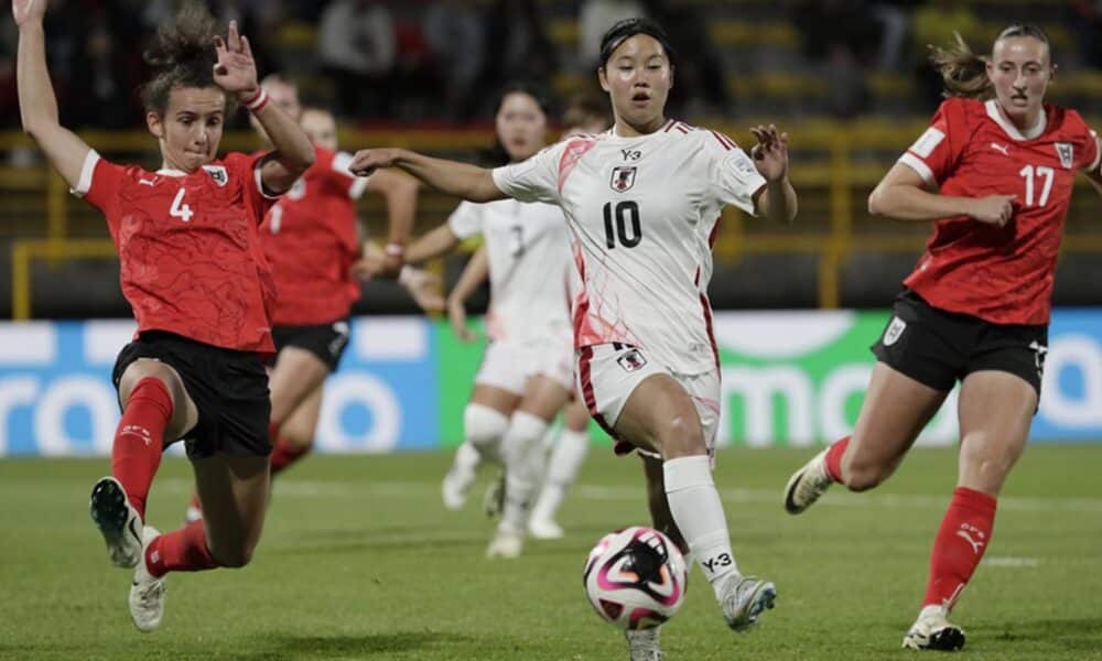 Isabell Schneiderbauer (i) de Austria disputa un balón con Manaka Matsukubode Japón en un partido del grupo E de la Copa Mundial Femenina sub-20. EFE/ Carlos Ortega