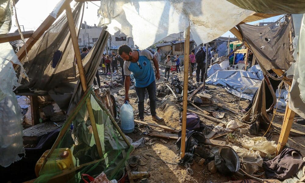 Palestinos desplazados internos inspeccionan las tiendas de campaña adyacentes al Hospital de los Mártires de Al Aqsa de Deir al Balah destruidas tras un ataque militar israelí, en el centro de la Franja de Gaza, el 5 de septiembre de 2024. EFE/EPA/MOHAMMED SABER