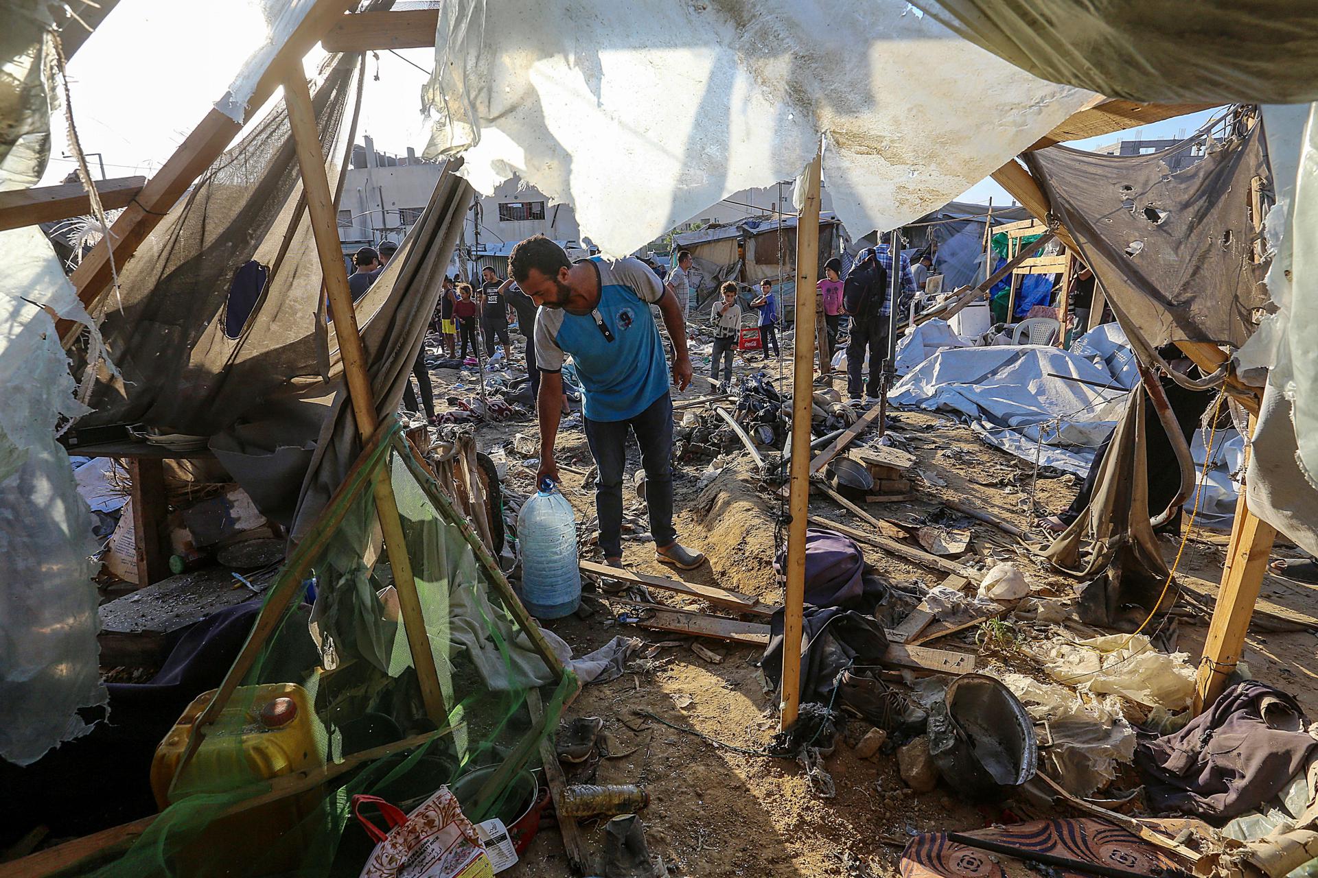 Palestinos desplazados internos inspeccionan las tiendas de campaña adyacentes al Hospital de los Mártires de Al Aqsa de Deir al Balah destruidas tras un ataque militar israelí, en el centro de la Franja de Gaza, el 5 de septiembre de 2024. EFE/EPA/MOHAMMED SABER